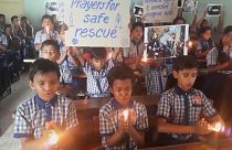 شاهد: تلاميذ في الهند يصلون لنجاة "أطفال الكهف" في تايلاند
