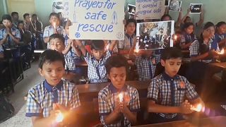 Des écoliers indiens prient pour les enfants thaïlandais bloqués dans la grotte