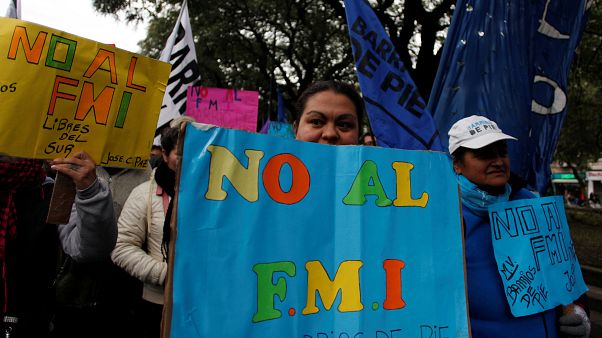 Milhares de pessoas protestam em Buenos Aires contra acordo com FMI Milhares de pessoas protestam em Buenos Aires contra acordo com FMI