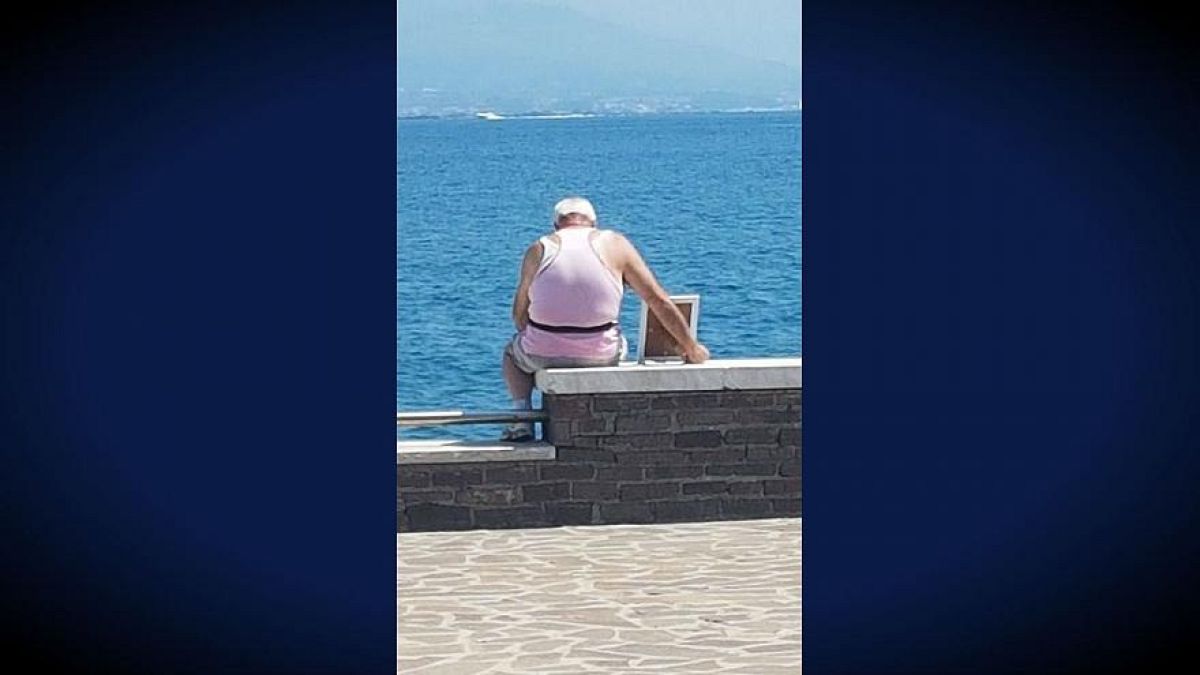 Este italiano va al mar todos los días con el retrato de su difunta esposa