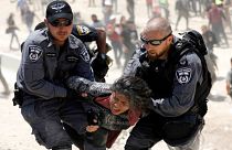 الشرطة الإسرائيلية تعتقل فتاة فلسطينية(خان الأحمر البدوية-الضفة الغربية)