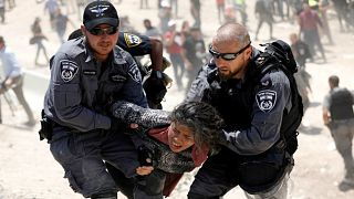 الشرطة الإسرائيلية تعتقل فتاة فلسطينية(خان الأحمر البدوية-الضفة الغربية)