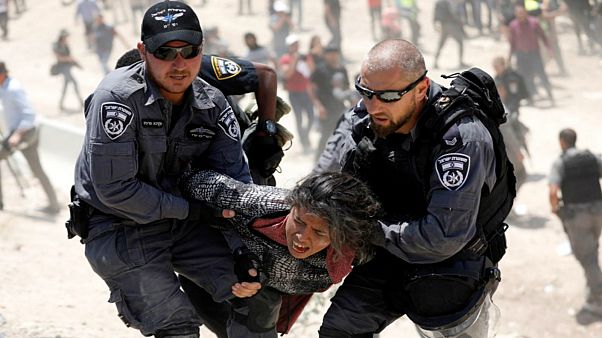 الشرطة الإسرائيلية تعتقل فتاة فلسطينية(خان الأحمر البدوية-الضفة الغربية) الشرطة الإسرائيلية تعتقل فتاة فلسطينية(خان الأحمر البدوية-الضفة الغربية)
