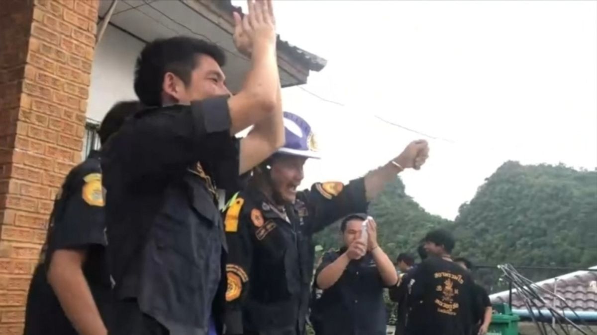 Volontari thailandesi esultano per il salvataggio dei giovani calciatori