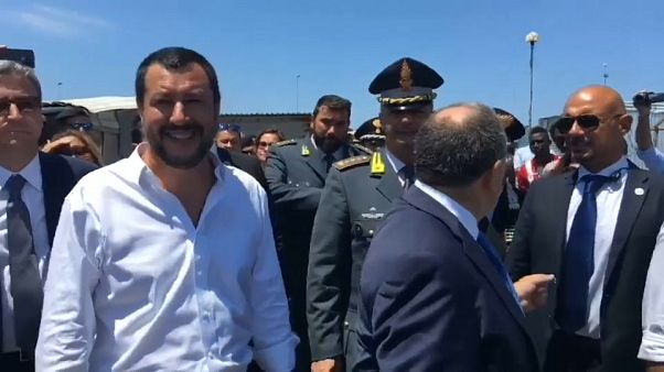 Salvini: "L'immigrazione incontrollata porta solo caos" Salvini: "L'immigrazione incontrollata porta solo caos"