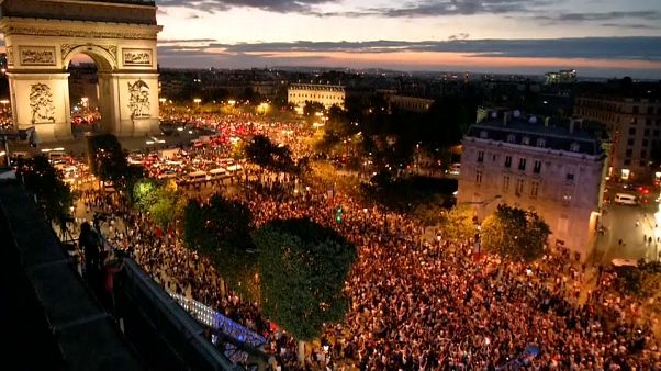فرحة الجماهير الفرنسية بعد حجز تذكرة نهائي مونديال روسيا 2018 فرحة الجماهير الفرنسية بعد حجز تذكرة نهائي مونديال روسيا 2018