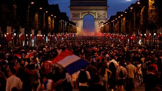 شادی هواداران فرانسه پس از راهیابی به فینال جام جهانی