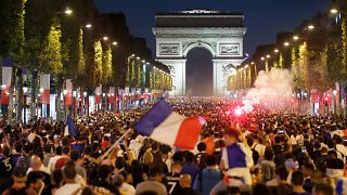Miles de aficionados franceses en los Campos Elíseos de París
