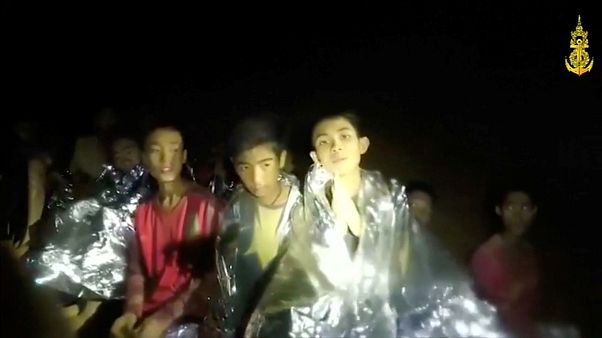 "أطفال الكهف" فقدوا كيلوغرامين لكنهم في صحة جيدة "أطفال الكهف" فقدوا كيلوغرامين لكنهم في صحة جيدة