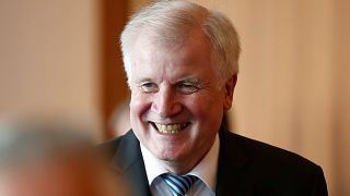 وزير الداخلية الألماني يتفاخر بترحيل 69 مهاجرا في عيد مولده ال69