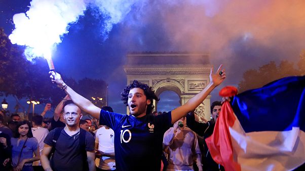 Les Français célèbrent la victoire de leur équipe en demi-finale du Mondial de football Les Français célèbrent la victoire de leur équipe en demi-finale du Mondial de football