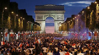 جشن و پایکوبی هواداران تیم فرانسه در پاریس