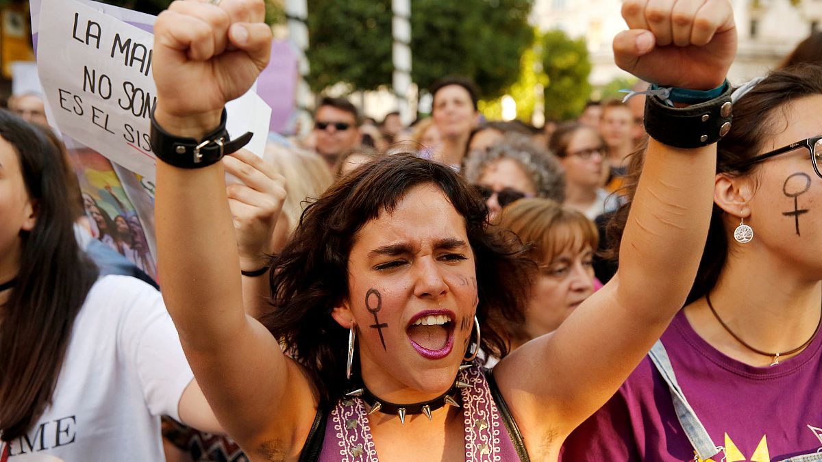 من المظاهرات الإسبانية التي خرجت تنديداً بقرار المحكمة في قضية الشابة 