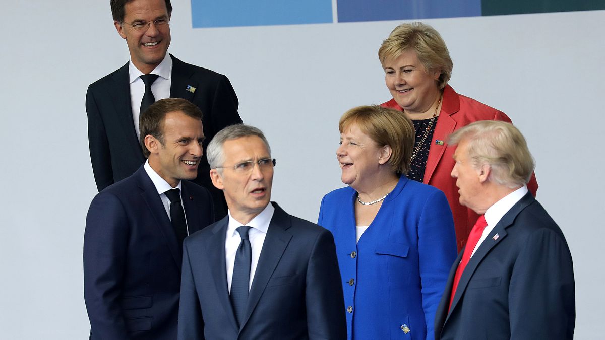 Merkel contra-ataca "ofensiva" de Trump à chegada à cimeira da NATO