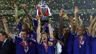 Didier Deschamps soulève la Coupe du monde en 1998