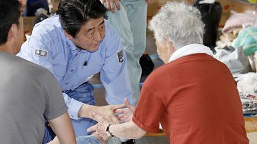 Shinzo Abe au chevet des victimes des inondations