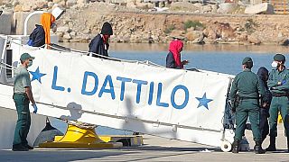Italiens Küstenwache schreitet bei Bergung ein "um Crew zu retten"