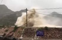 طوفان سهمگین در چین خودروها را از جا کند و ساختمان‌ها را در هم‌ کوبید