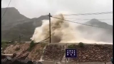 طوفان سهمگین در چین خودروها را از جا کند و ساختمان‌ها را در هم‌ کوبید