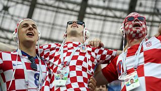 Des supporters croates portent un bonnet de water-polo
