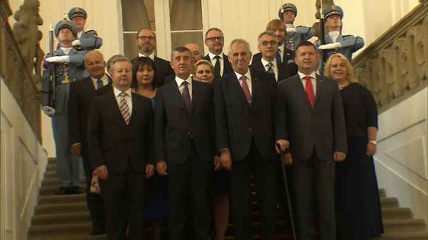 El Gobierno checo logra la investidura con apoyo de los comunistas El Gobierno checo logra la investidura con apoyo de los comunistas