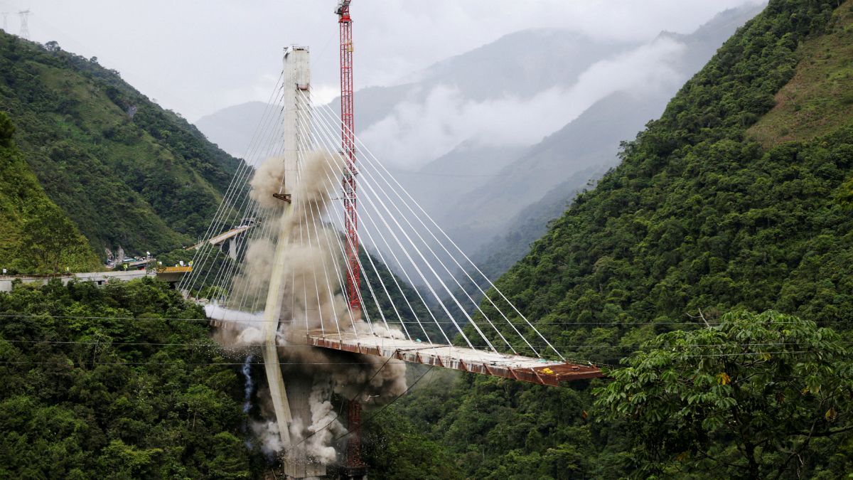 تخریب بقایای پل فروریخته در کلمبیا
