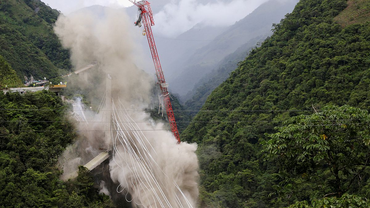 Impresionante detonación de un puente en Colombia