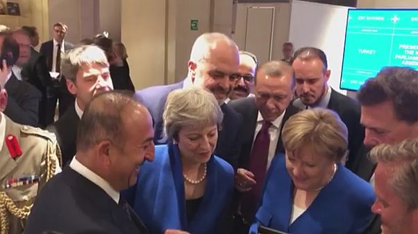 Βίντεο: Μέι, Μέρκελ, Ερντογάν έβλεπαν το Κροατία – Αγγλία από το κινητό του Τσαβούσογλου Βίντεο: Μέι, Μέρκελ, Ερντογάν έβλεπαν το Κροατία – Αγγλία από το κινητό του Τσαβούσογλου