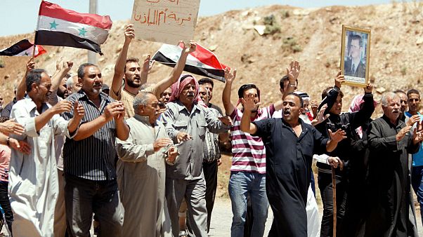 اهتزاز پرچم سوریه بر فراز بخشی از شهر درعا اهتزاز پرچم سوریه بر فراز بخشی از شهر درعا