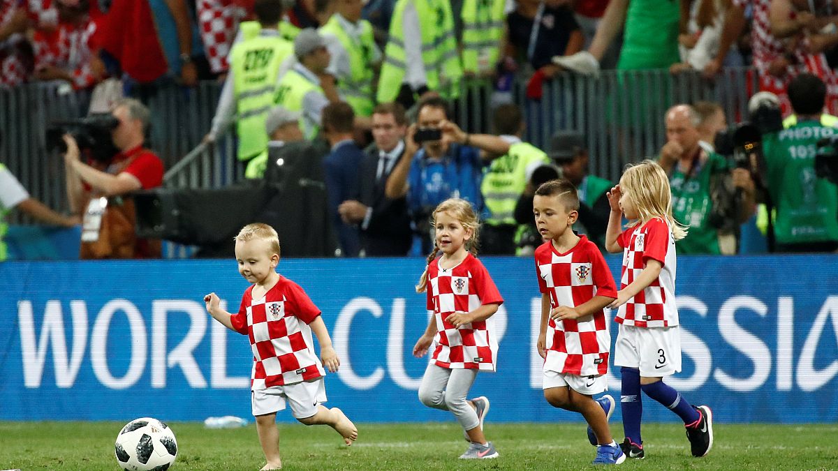 Kinder auf dem Spielfeld: Die schönsten Vater-Kind-Momente der WM [Fotogalerie]