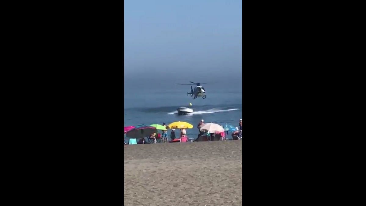 Un helicóptero de policía persigue a un narco hasta una playa española