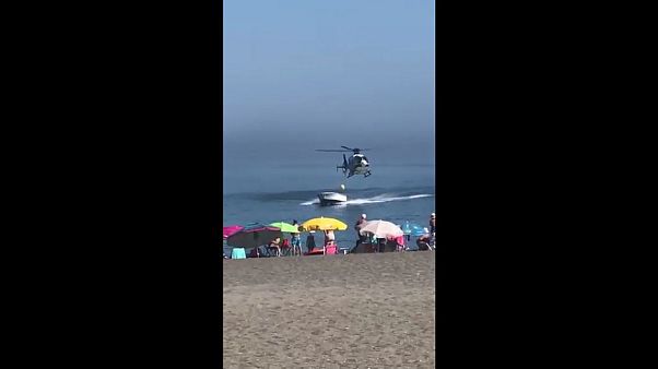 Un helicóptero de policía persigue a un narco hasta una playa española Un helicóptero de policía persigue a un narco hasta una playa española