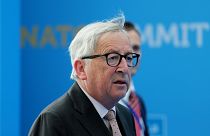 Juncker fuori forma al vertice NATO