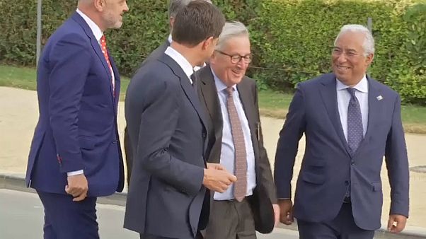 NO COMMENT: Quando Juncker perde o equilíbrio NO COMMENT: Quando Juncker perde o equilíbrio
