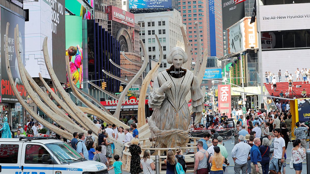 Mel Chin a installé une prou de bateau semi-virtuelle sur Time Square