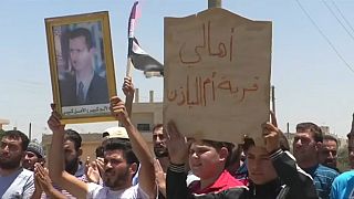 Esad’ın birlikleri isyanın ilk başladığı Dera’ya girerek, Suriye bayrağını astı
