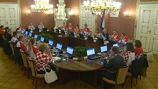 Ministros croatas vestem-se a rigor para assinalar passagem à final do Mundial