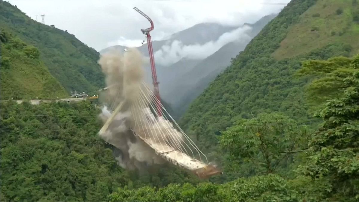 Colombia dinamita los restos de un puente colgante
