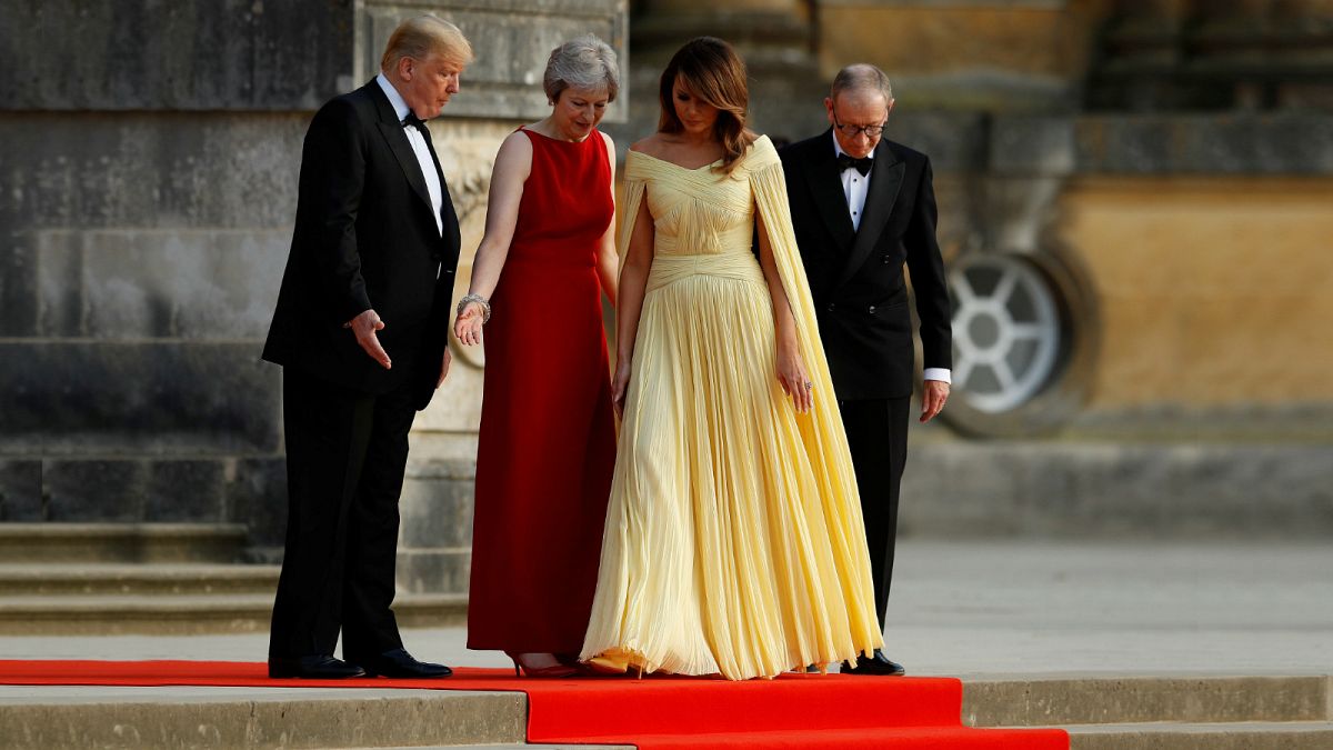 الرئيس الأمريكي وزوجته رفقة رئيسة وزراء بريطانيا وزوجها أمام قصر بلينهايم
