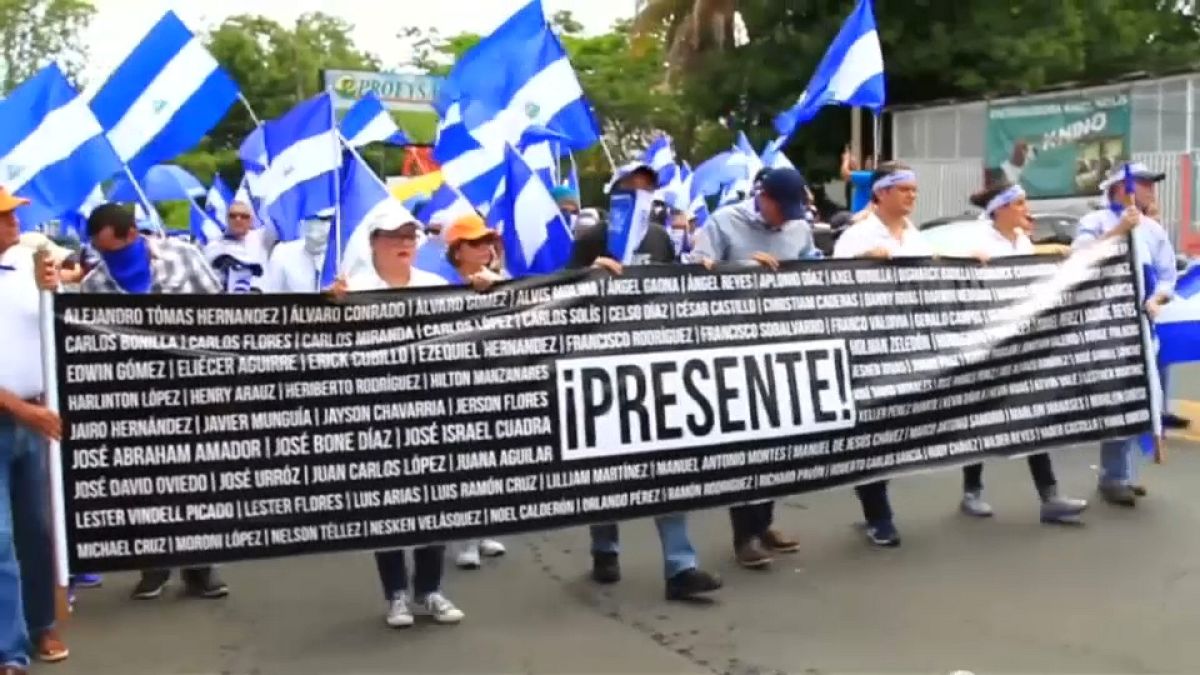 Multitudinaria manifestación contra Ortega