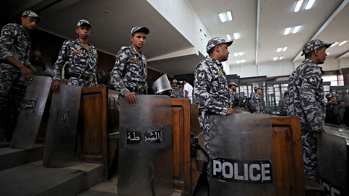 عناصر من الشرطة المصرية في قاعة محكمة - أرشيف رويترز