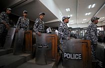 عناصر من الشرطة المصرية في قاعة محكمة - أرشيف رويترز