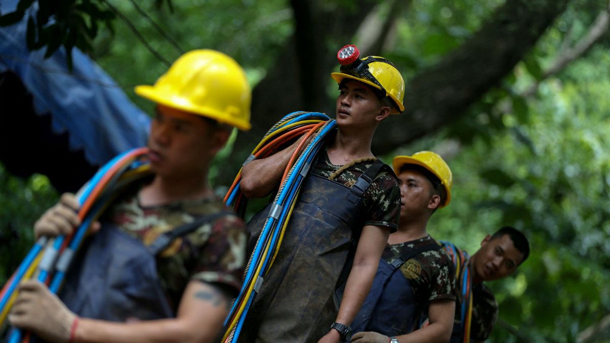 Életveszélyben voltak a búvárok is a thai barlangban