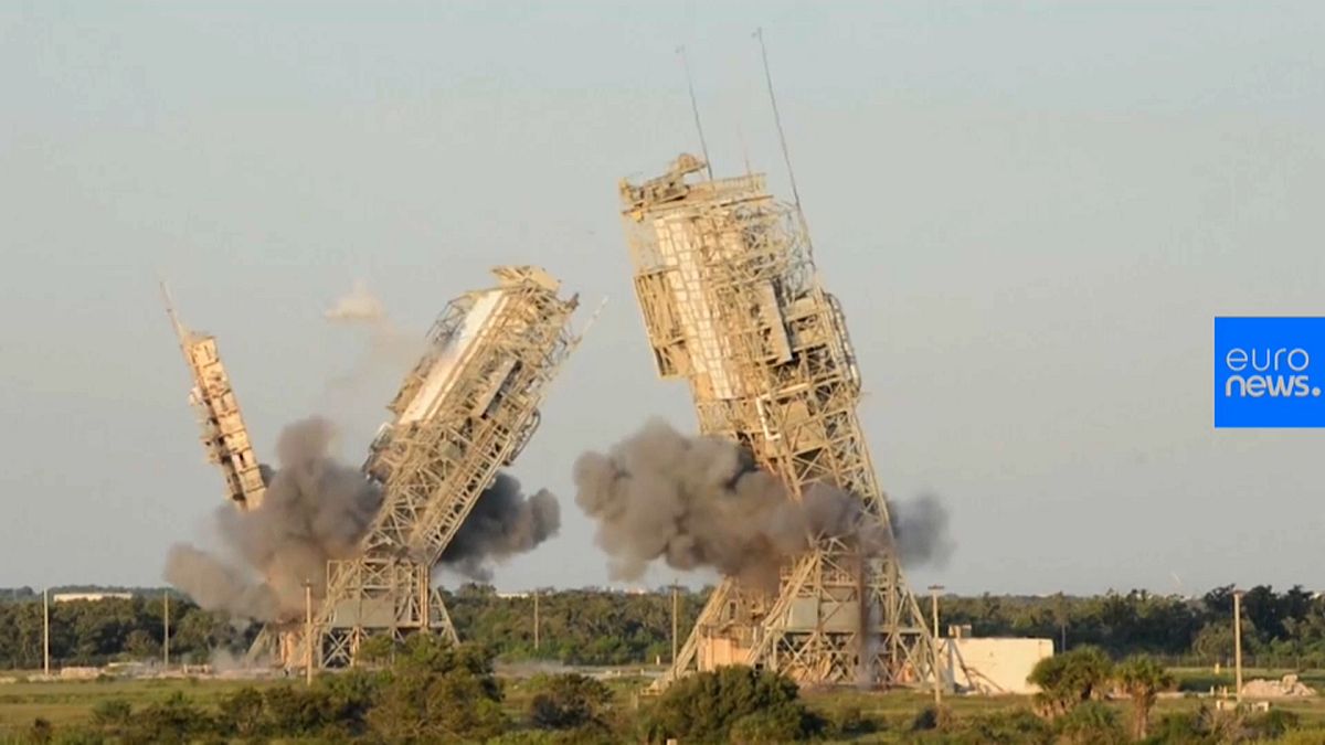 Démolition de deux tours de lancement de la NASA