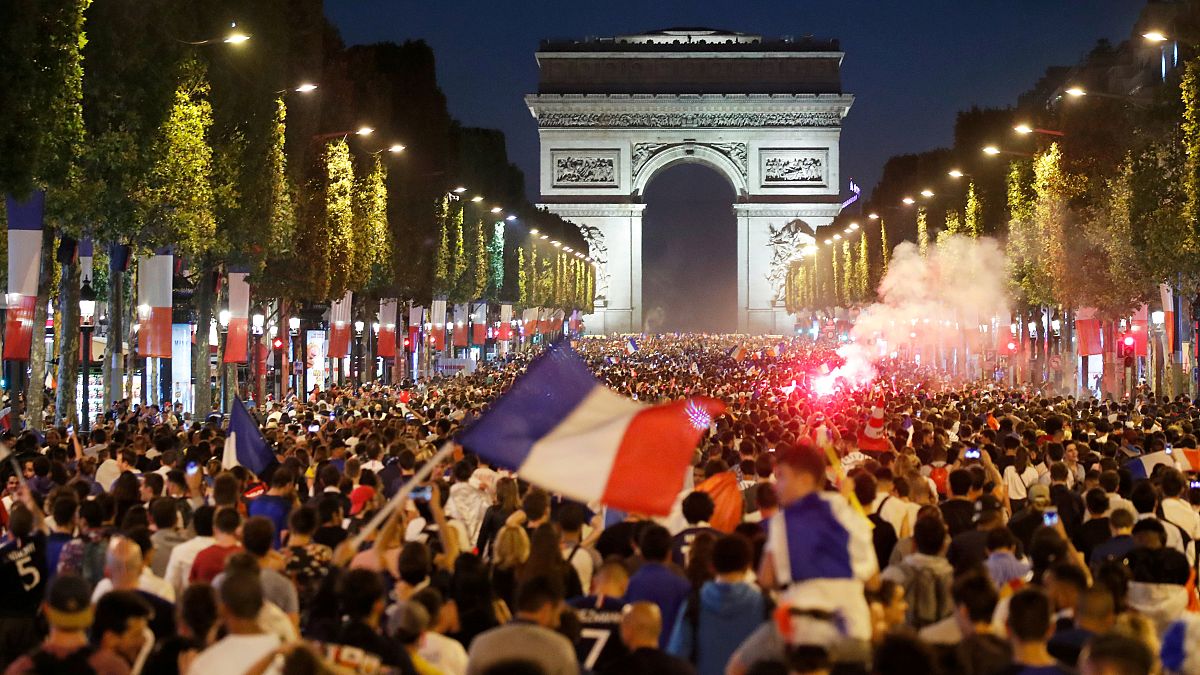 ویدئوهای برگزیده هفته؛ از جشن‌های پیروزی فرانسه تا تلوتلو خوردن یونکر 