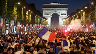 ویدئوهای برگزیده هفته؛ از جشن‌های پیروزی فرانسه تا تلوتلو خوردن یونکر