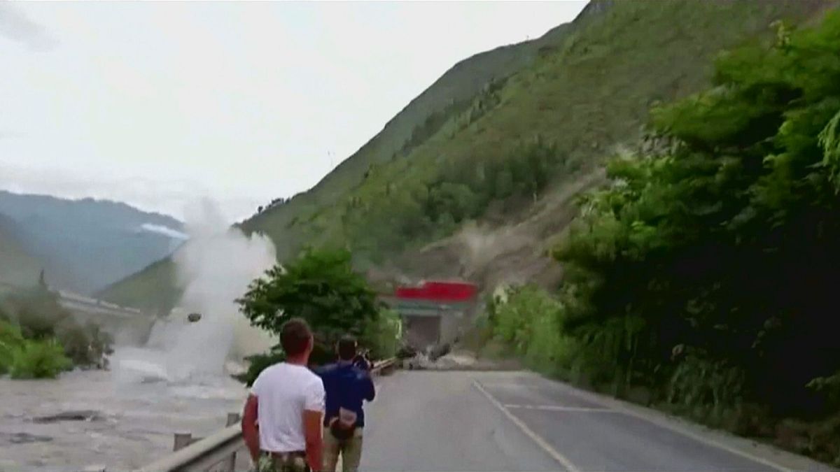 Un desprendimiento de rocas en una carretera China sorprende a los conductores