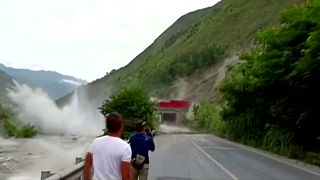 Schwerer Steinschlag auf der Nationalstraße in der Provinz Sichuan