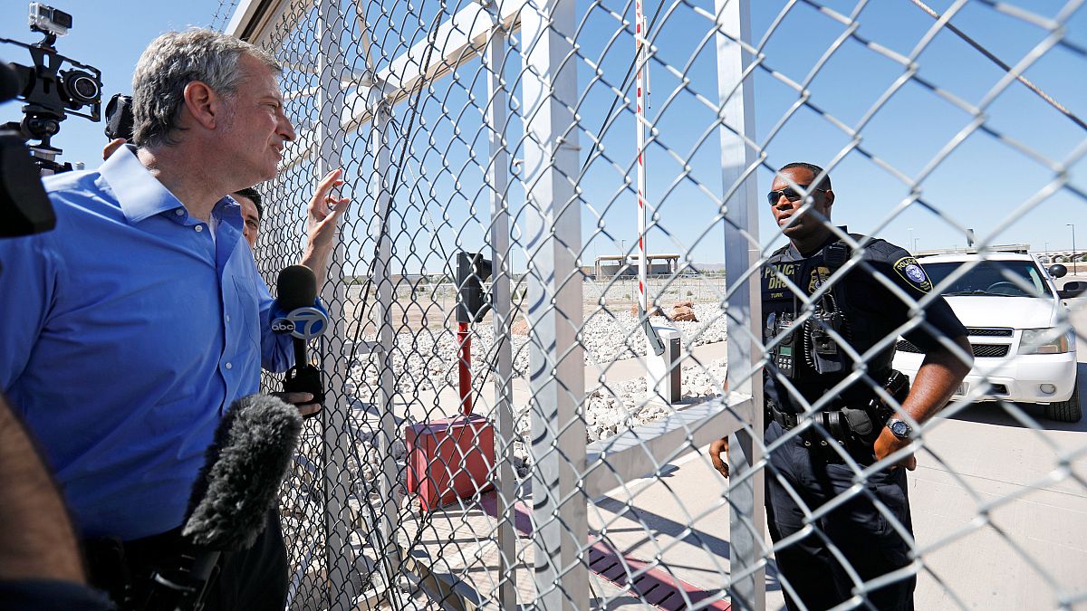 عمدة نيويورك منع الصحافة من الدخول إلى أحد مخيمات الاعتقال