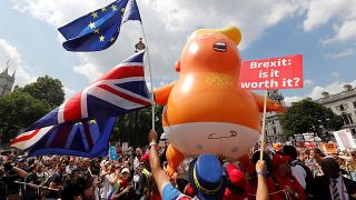 Miles de personas persiguen al "bebé Trump" por las calles de Londres